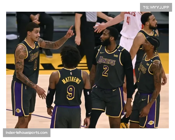 里夫斯赛前进行投篮训练评估反应 湖人教练组将根据状态决定